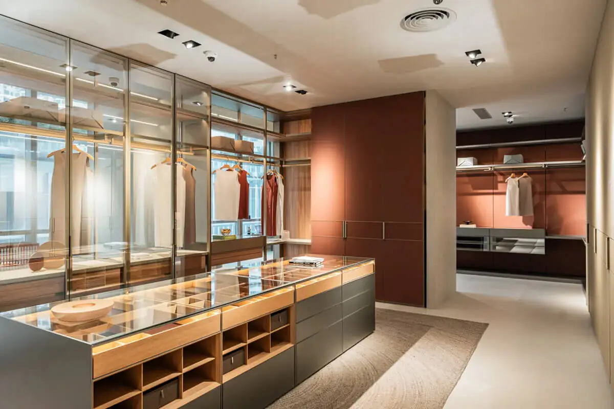 大利中島型更衣室設計，結合開放式衣櫃與玻璃展示層架，展現豪宅更衣間的收納動線規劃