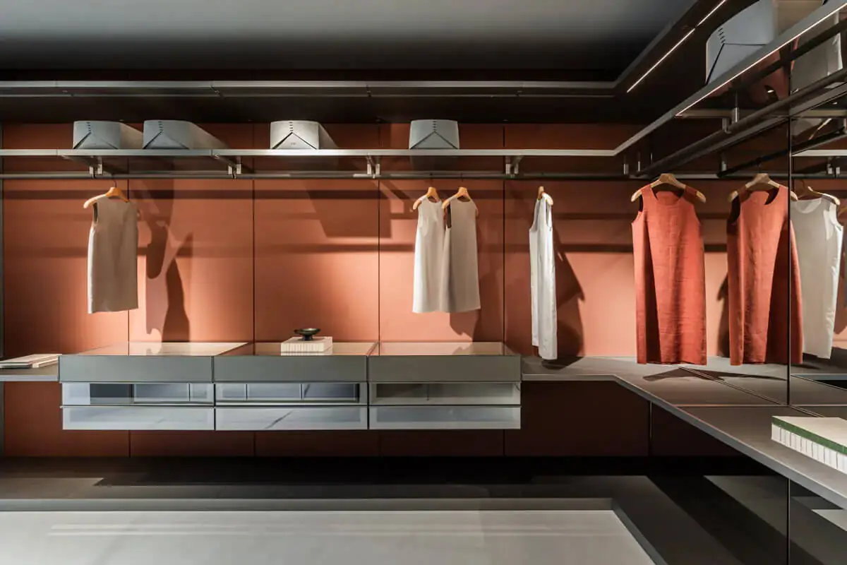 義大利開放式衣櫃設計實景，鋁框層板搭配吊掛區與抽屜收納，展示更衣室開放式收納動線規劃
