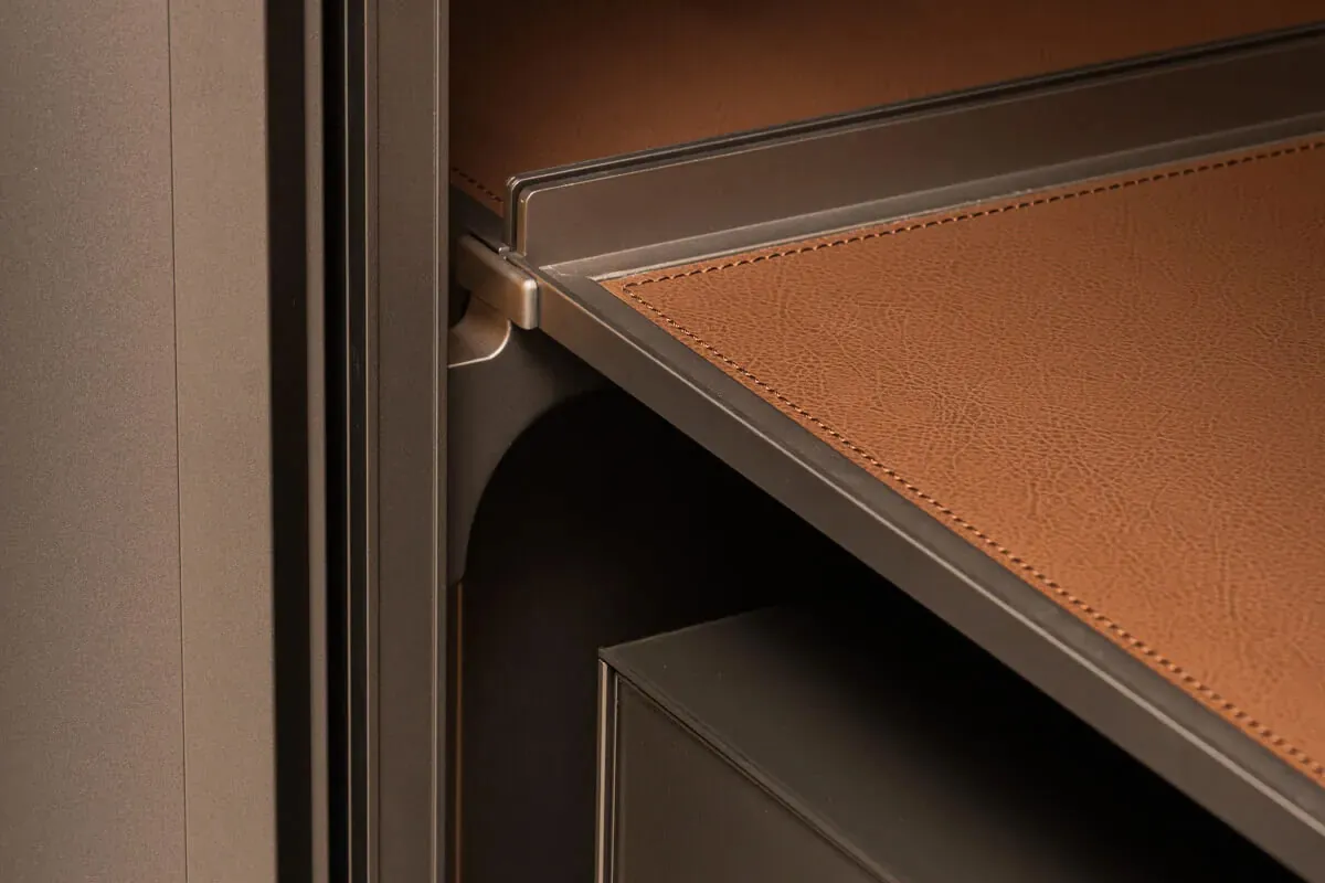 義大利更衣室衣櫃皮革層板細節，駝色真皮縫線工藝搭配金屬鋁框，呈現步入式衣櫃的低調奢華材質表現