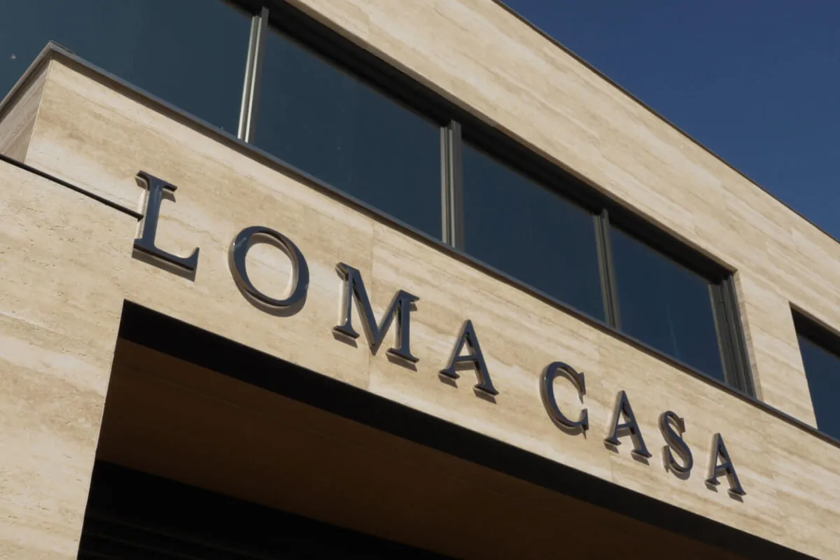 Loma Casa 台中義大利家具展示中心外觀，石材建築立面品牌標誌，提供步入式衣櫃與更衣室設計預約參觀服務