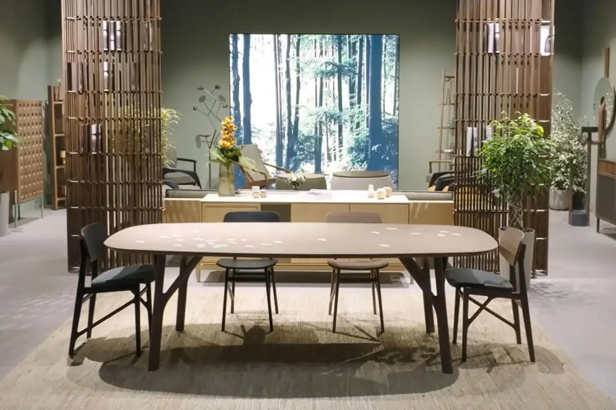 高端進口家具展間實景，實木餐桌椅搭配木格柵屏風與邊櫃，展示選購高端家具時材質工藝與空間比例的判斷標準