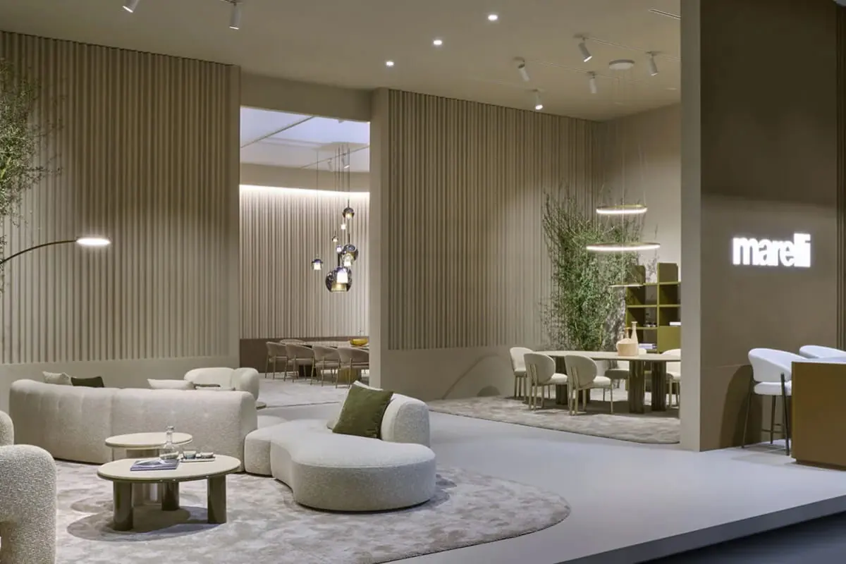 Marelli 義大利家具品牌展間實景，當代布面弧形沙發搭配圓形茶几與餐桌椅區，呈現台中高端屋主選擇義大利進口家具的完整客廳餐廳整合設計