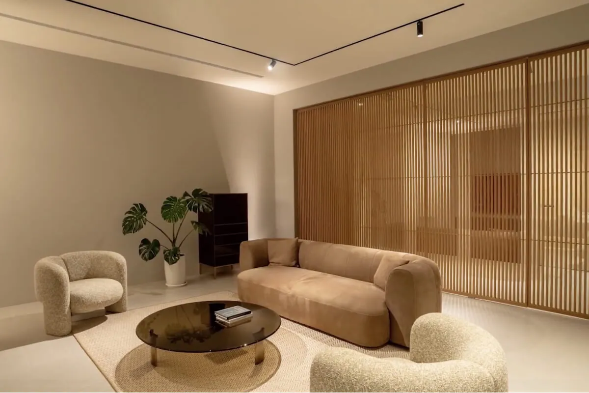 Loma Casa 台中展示中心｜現場體驗義式齊平門與整面牆系統的隱藏門設計