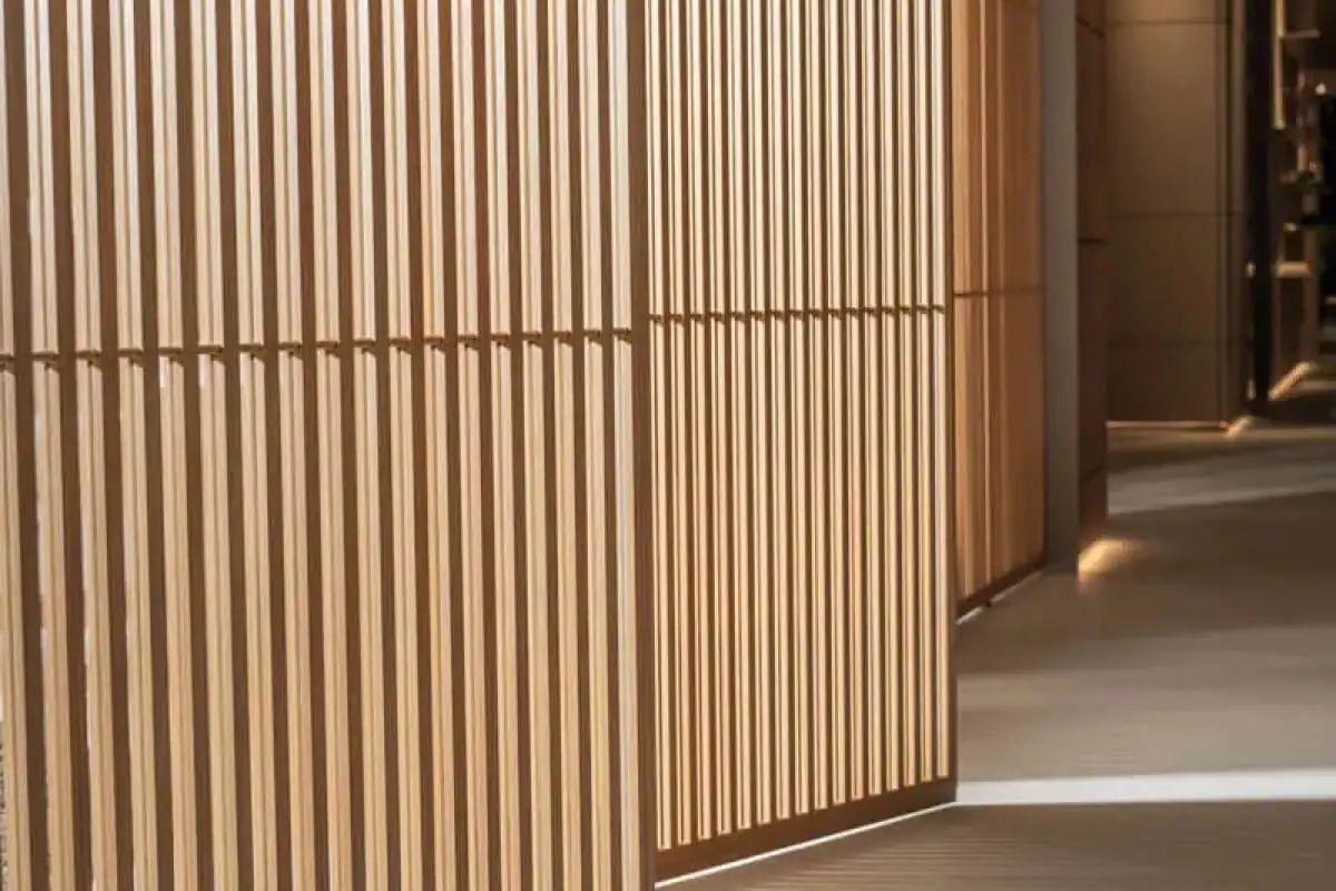 義式齊平門 Porta Doghe Verticali S10｜垂直木紋拉伸空間高度的隱藏門設計